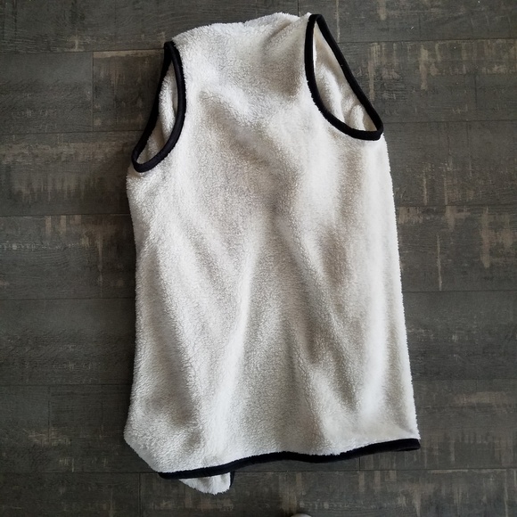 ☀️3/$25 Faux Fur Warm Ivory Black Vest Cardigan - Picture 2 of 6
